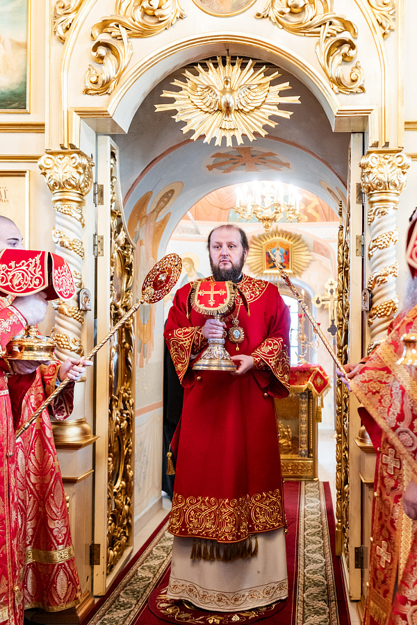 Архиерейское богослужение в Воскресенском храме города Подольска